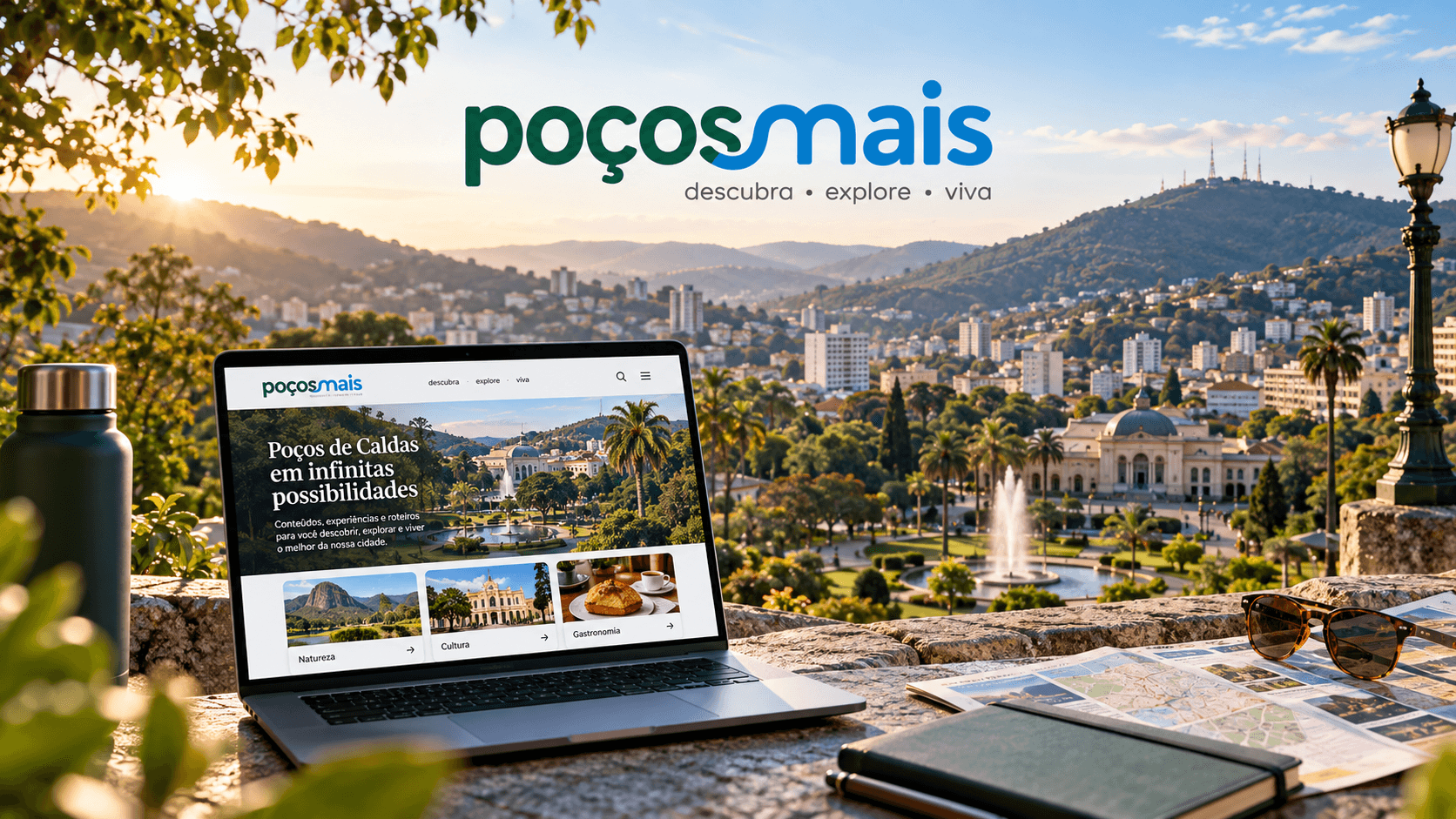 Portal Poços Mais em um notebook diante da paisagem de Poços de Caldas.